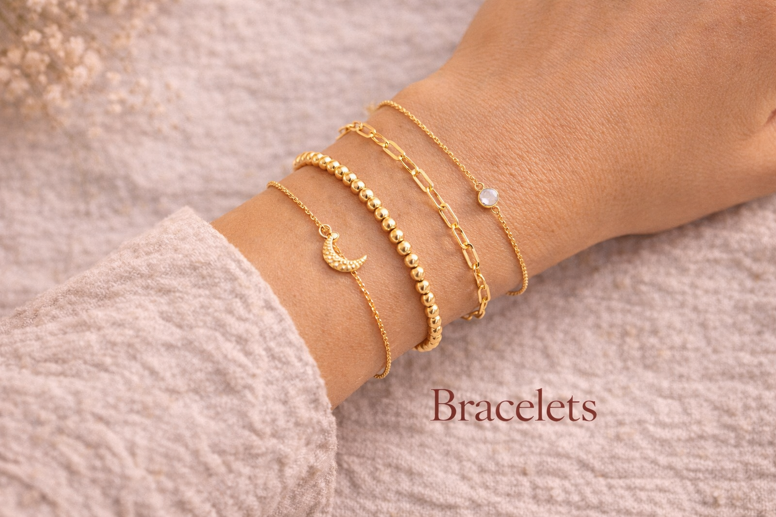 Bracelets bohème pour femme en acier inoxydable doré, superposés sur un poignet.