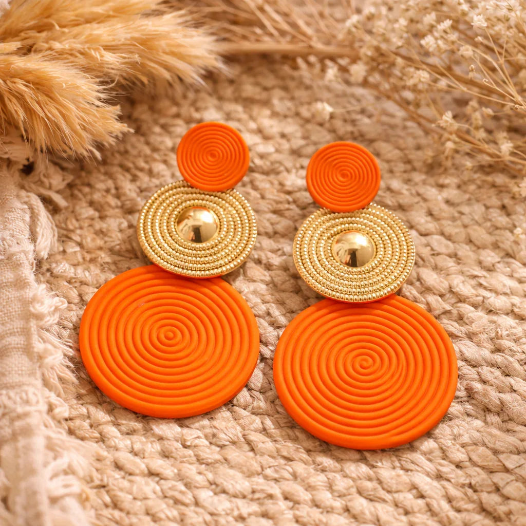 détail boucles d'oreilles circulaires texturées orange et doré acier inoxydable