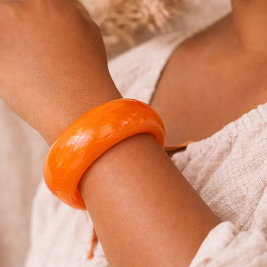 bracelet manchette rigide orange résine brillante bijou estival femme